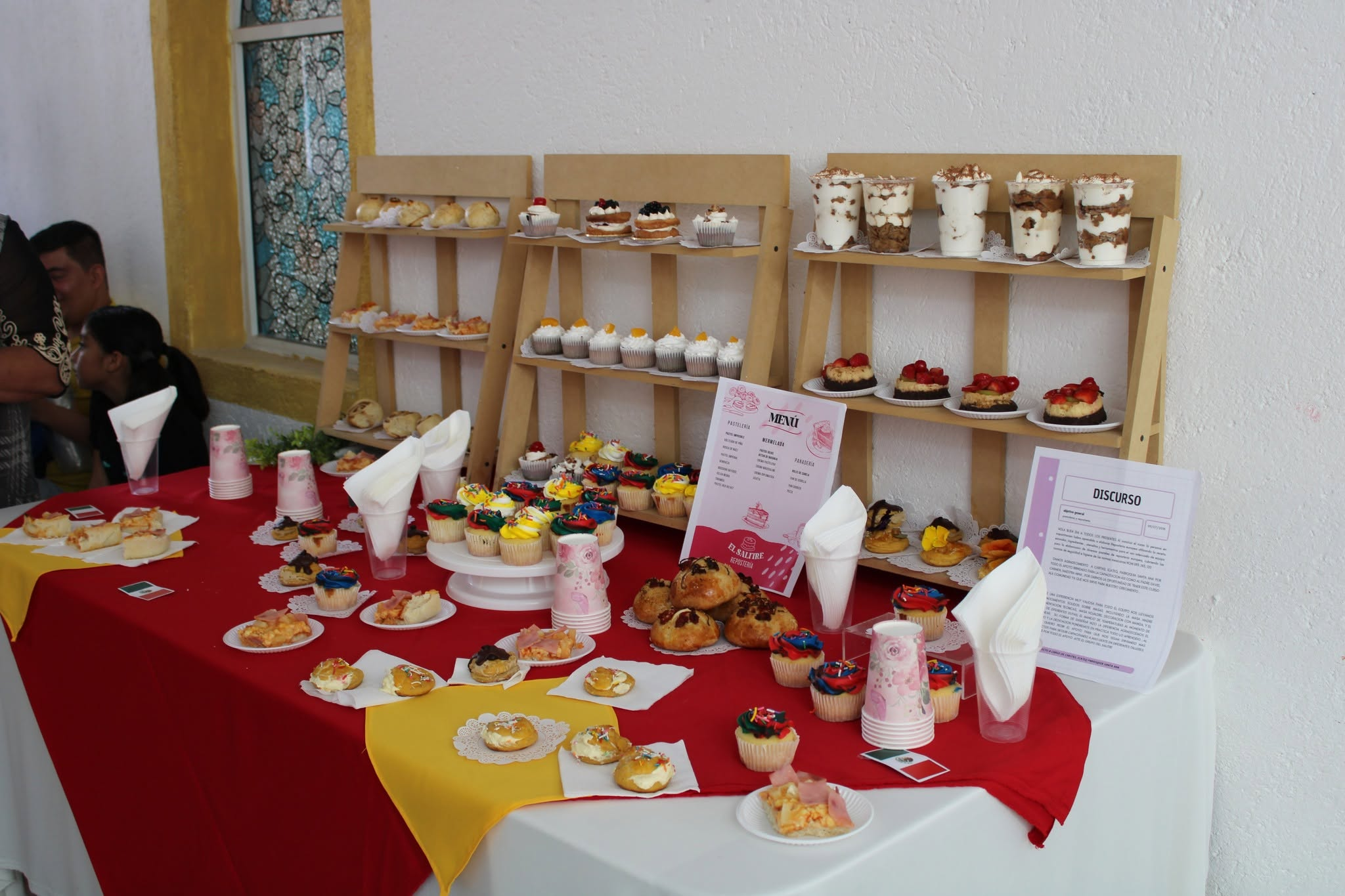 Exposición de panes y postres elaborados durante los cursos